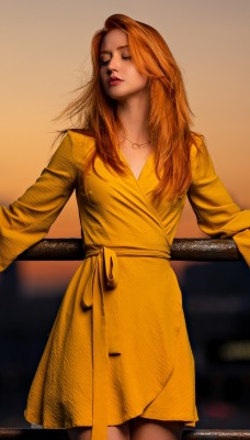 девушка платье желтое перила