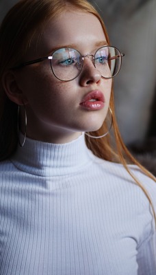 девушка рыжая очки веснушки