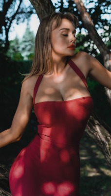 модель девушка платье красное милая позирует