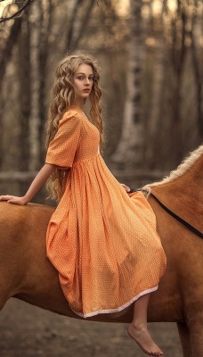 девушка в платье лошадь