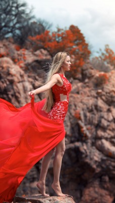 девушка платье скалы в красном