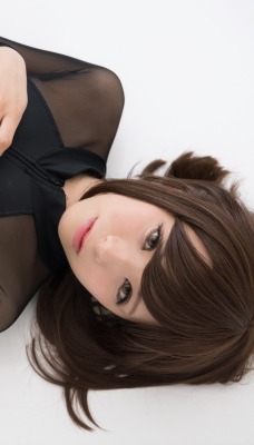 япония девушка брюнетка лежит милая красивая