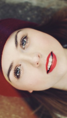 девушка лицо взгляд в шапке губы