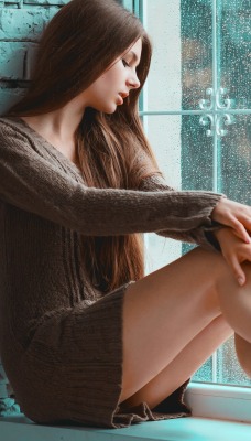 девушка окно ожидание в свитере