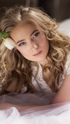 девушка блондинка красивая лежит тюльпан цветок