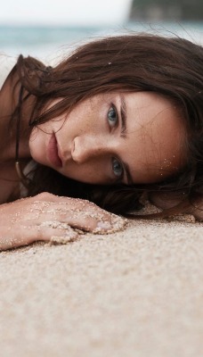 девушка на пляже на песке
