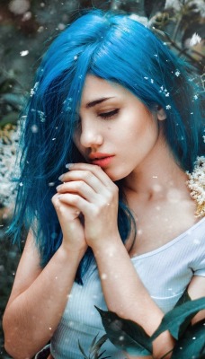 девушка голубые волосы листья деревья