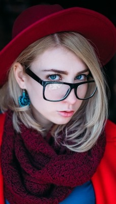 девушка в очках шляпка шарф