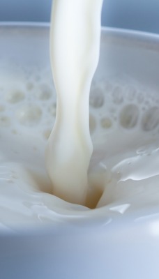 Молоко в белой кружке