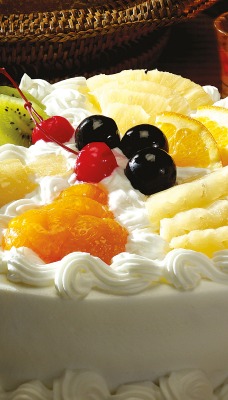 Белый торт с кусочками фруктов