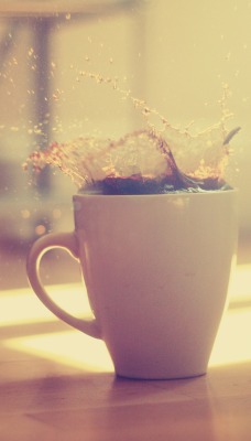 Брызги кофе в чашке