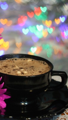 чашка кофе с ромашками