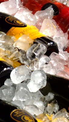 ледяные бутылки вина
