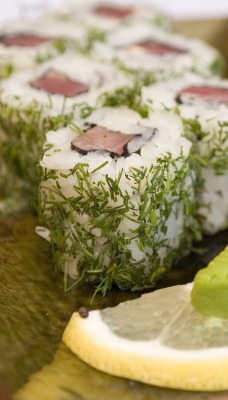 Суши с зеленью