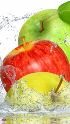 Яблоки падающие в воду