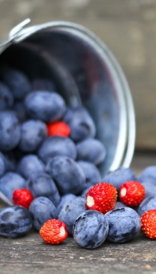 еда ягоды земляника черника ведро food berries strawberries blueberries bucket