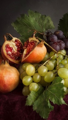 виноград гроздья гранат натюрморт