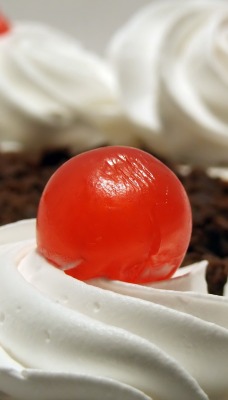 пирожное макро крем ягода