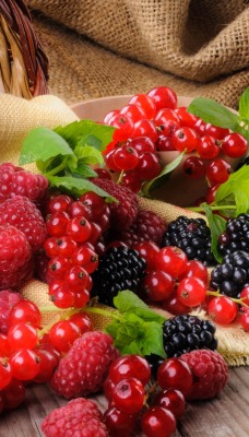 ягоды малина ежевика красная смородина плетеная корзина мешковина