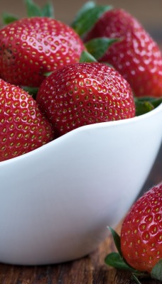 ягоды тарелка клубника спелая