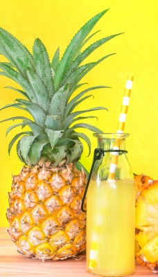 фрукты сок ананас желтый фон