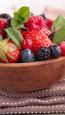 ягоды малина клубника черника миска