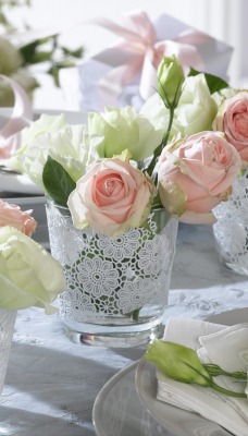 нежные розы в стаканах