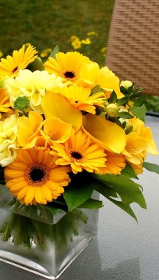 букет желтых цветов ваза стол