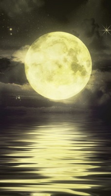 Полная луна над водой