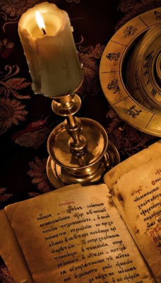 Старая книга и свеча