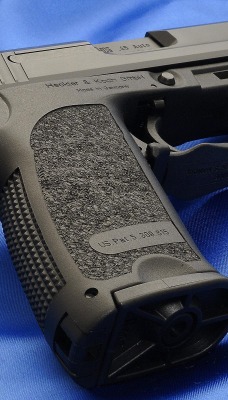 Заряженный пистолет на синем фоне