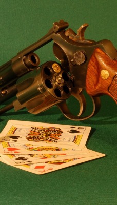 Револьвер и карты