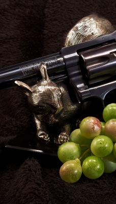 Револьвер с виноградом