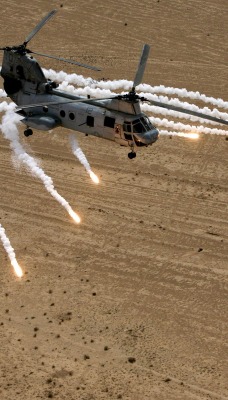 Вертолет с тепловыми ракетами
