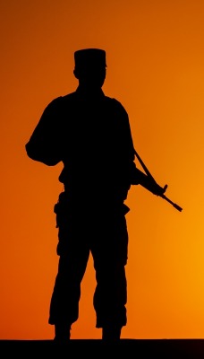 солдат силуэт на закате