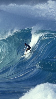 Серфер в голубых волнах океана