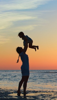 Мама с ребенком на берегу