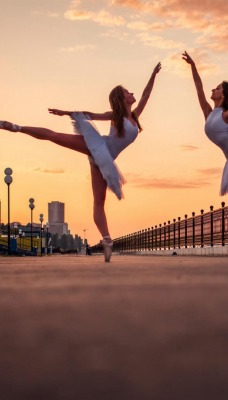 Балерины на набережной