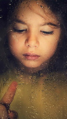 девочка дождь печаль грусть рука