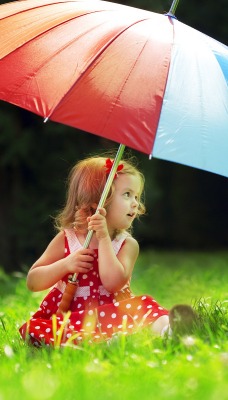 девочка зонт лужайка трава
