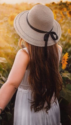 девушка подсолнухи поле лучи шляпа