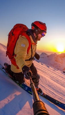 альпинист на закате снег горы