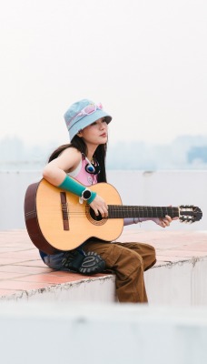 девушка гитара азиатка на крыше