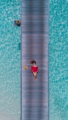 пристань вид сверху девушка вода море