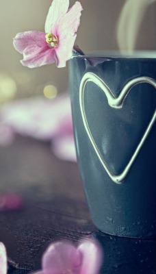 кружка на столе сердце цветы