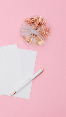 скрепки лист ручка розовый фон минимализм