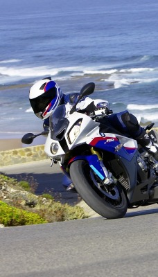 мотоциклист вираж поворот море
