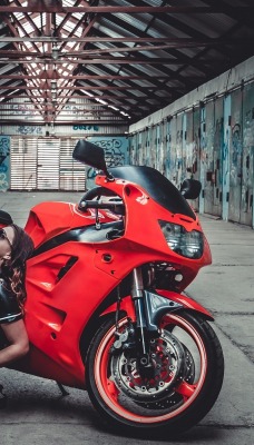 девушка мотоцикл гараж