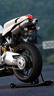 мотоцикл Ducati дорога
