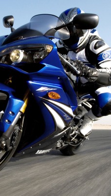 Мотоцикл Yamaha вираж дорога
